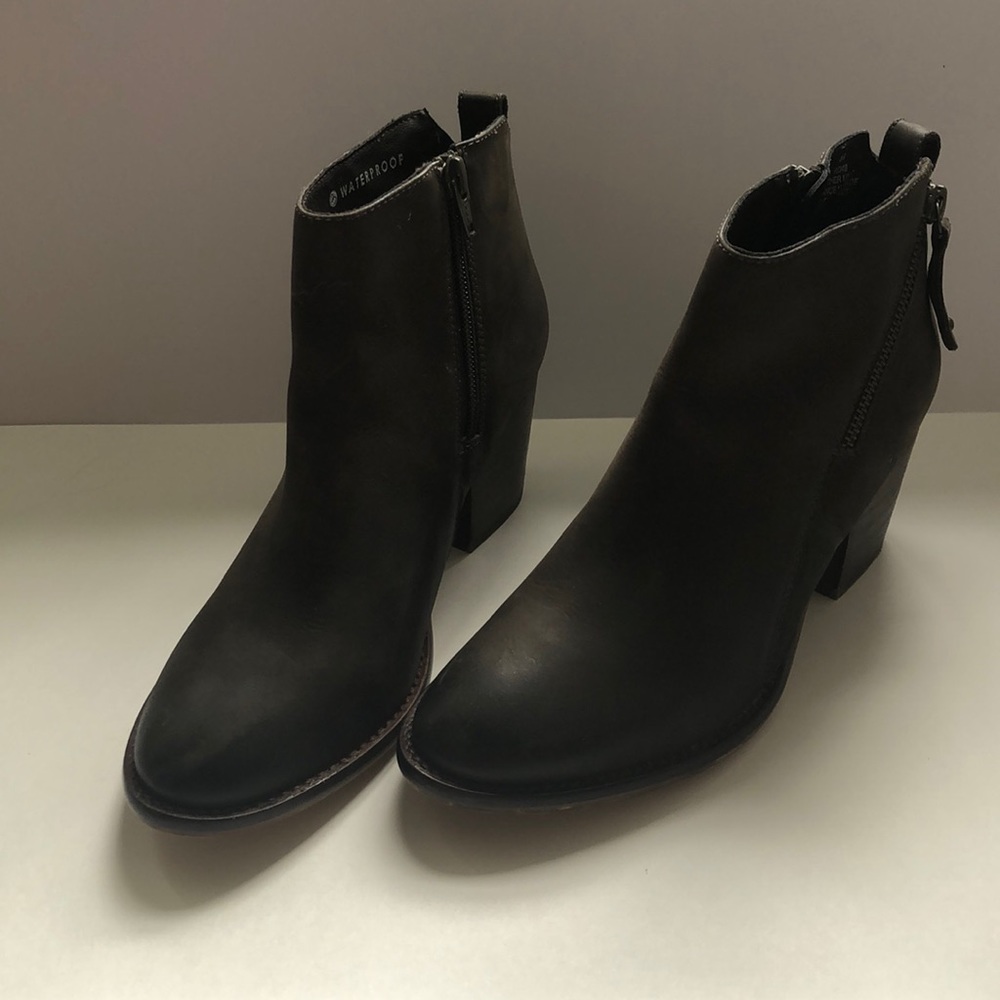 Blondo waterproof zip up booties 8.5